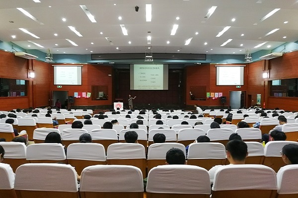 【记者团】181031恋爱与性心理讲座 庒培霖 1